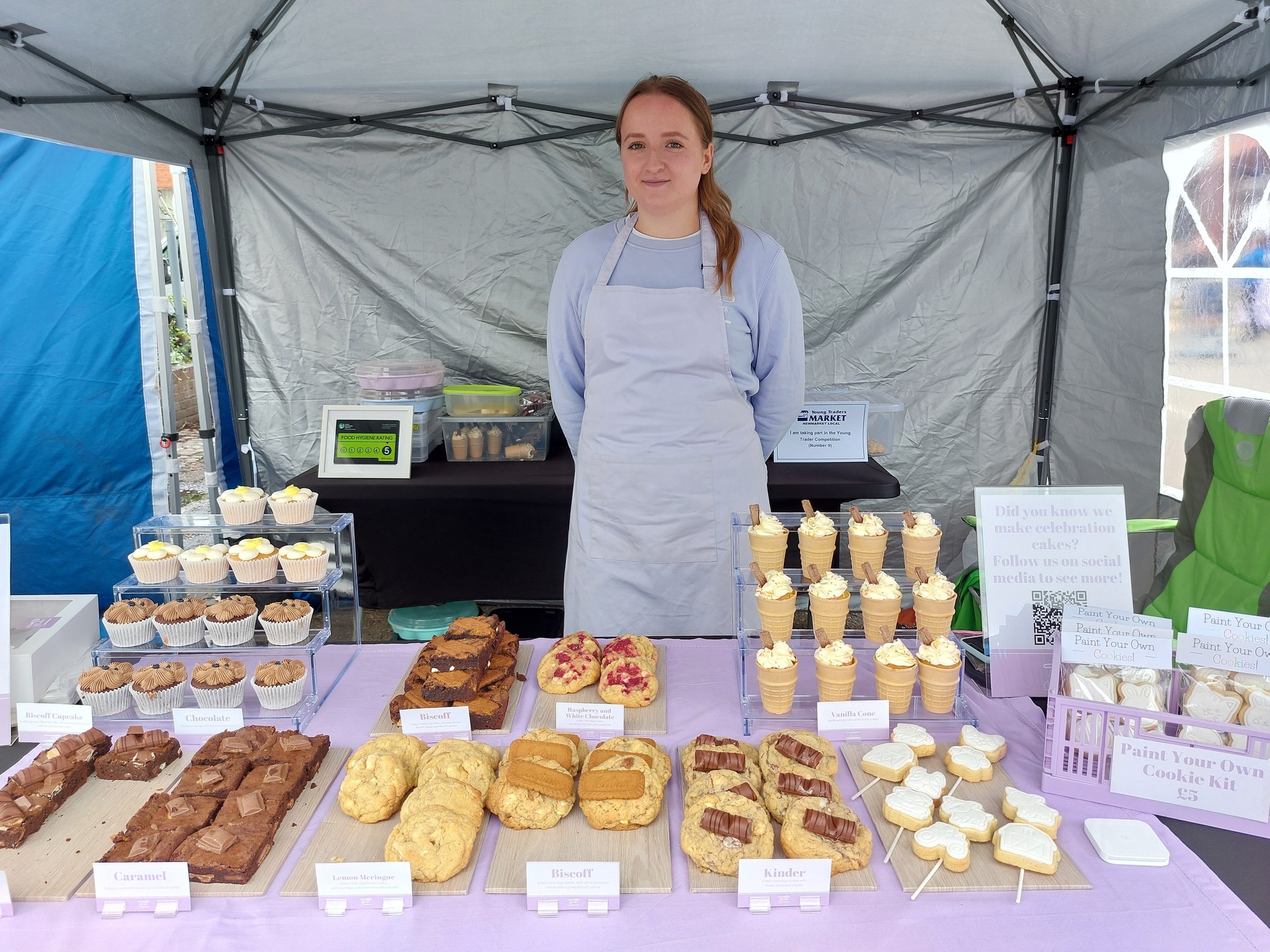 Young Traders Cake stand